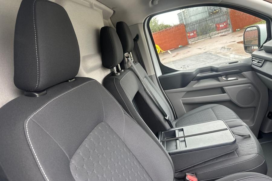 Ford TRANSIT CUSTOM Photo ff8f48ff-06b5-4ec2-93ea-2e37f0a44edc.jpg