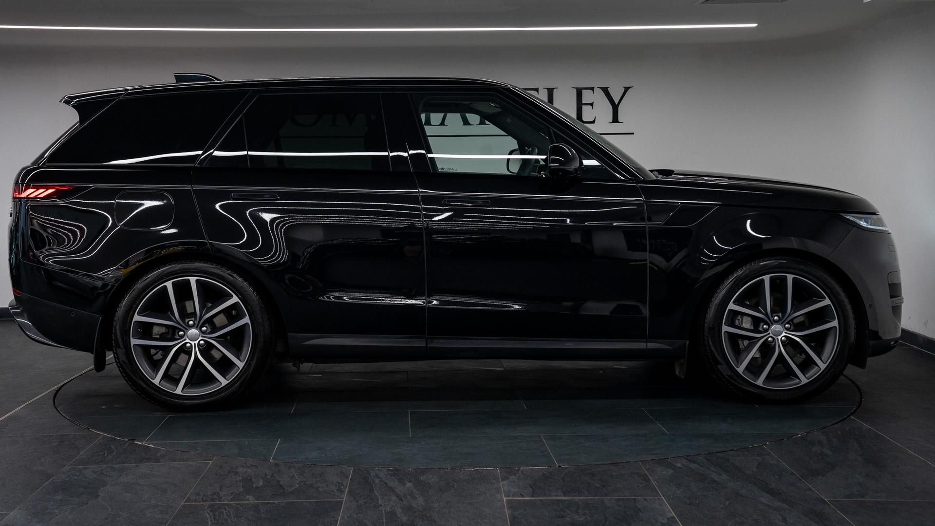 Land Rover Range Rover Sport Photo ffb8eca1-d96b-4a4e-96a2-0d33f95bbb77.jpg