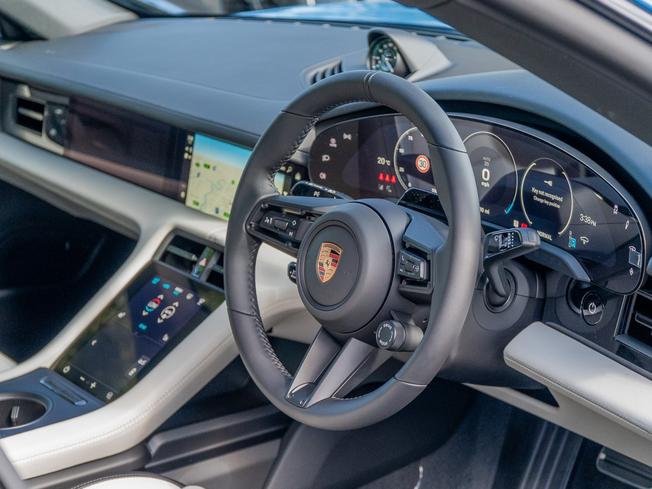 PORSCHE Taycan Photo 8