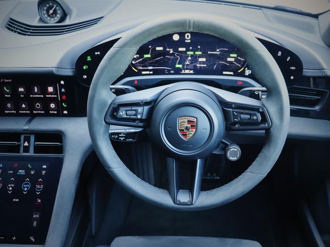 PORSCHE Taycan Photo 25
