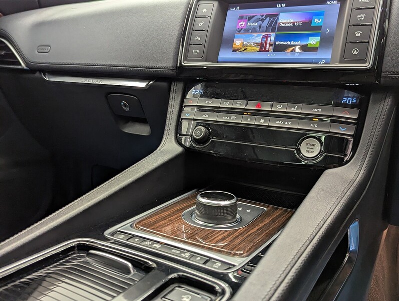 Jaguar F-PACE Photo freshmotors-0fad1f35bf90c526f0334661e5d05d0d9e0fc0a6.jpg