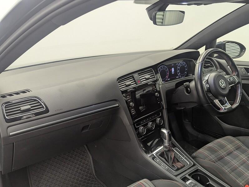 Volkswagen Golf Photo freshmotors-881e1c242f004bce404a46881a979a26cf54ca45.jpg