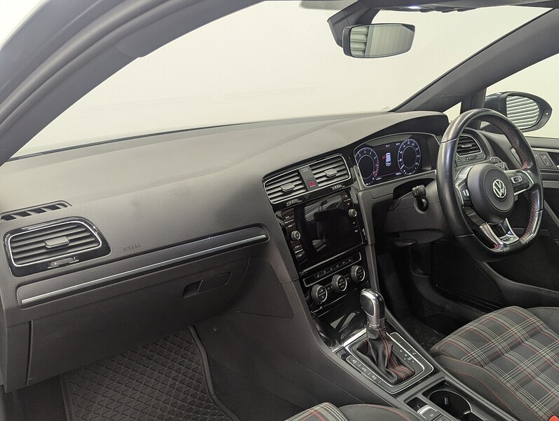 Volkswagen Golf Photo freshmotors-881e1c242f004bce404a46881a979a26cf54ca45.jpg