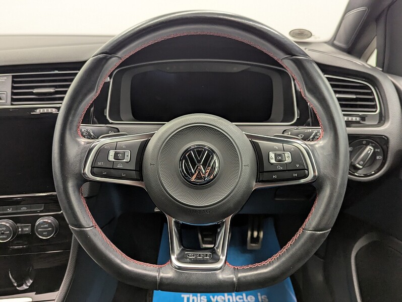 Volkswagen Golf Photo freshmotors-d70626db44d7df23be468dc3a8167f855fe7bfeb.jpg