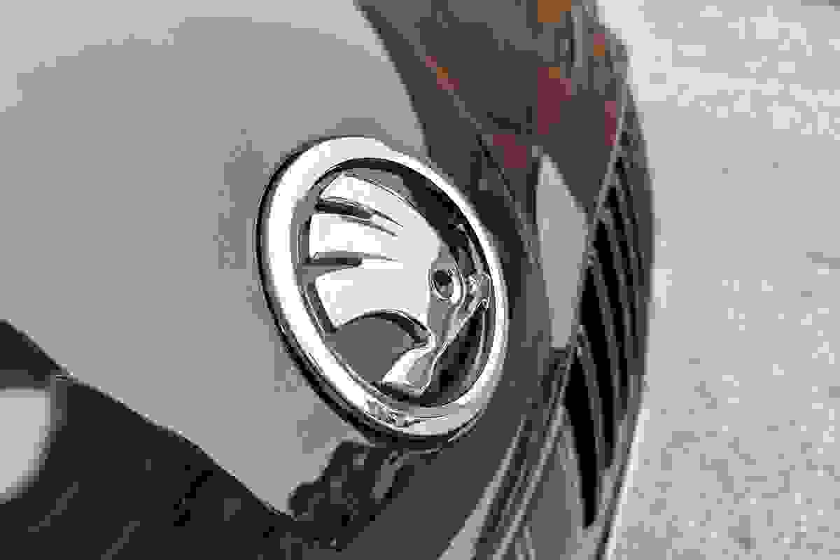 Skoda Superb Diesel Hatchback Photo modix-08dbe88a8b784847a34d52adb25d6f3baa2e93bc.jpg