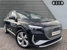 Used 2023 Audi Q4 E-tron S line 40  150,00 kW Mythos black, metallic