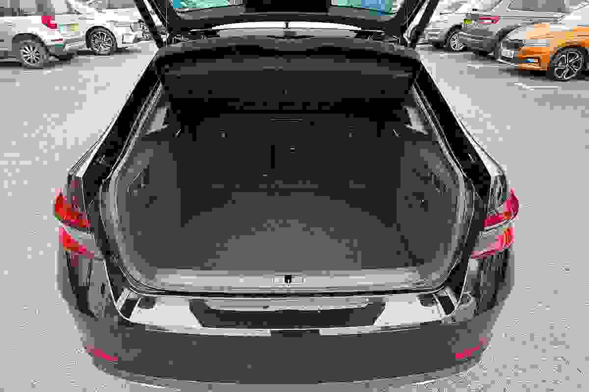 Skoda Superb Diesel Hatchback Photo modix-e1d55eace261e8a72b78ef825b9a3a73fc3dcfd9.jpg