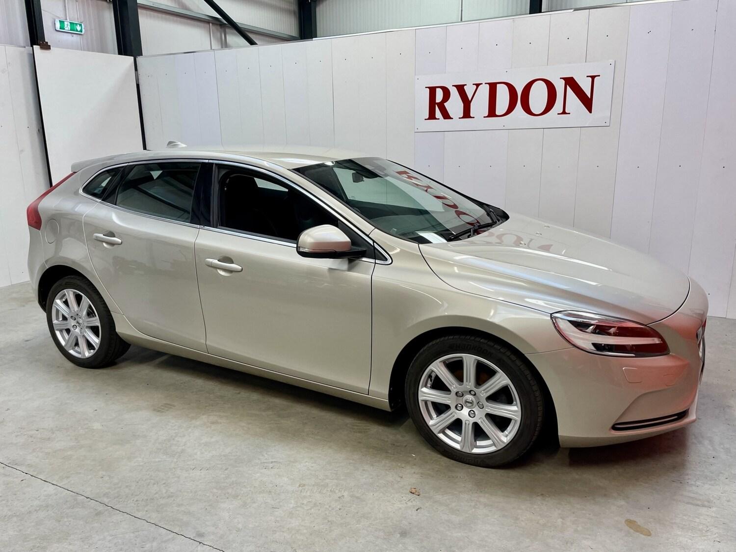 2017 VOLVO V40