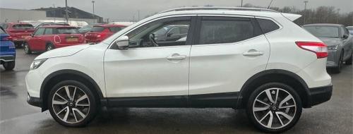 2014 2014 Nissan Qashqai 1.2 DiG-T Tekna 5dr ++ PANROOF / NAV / CAMERA / 9 SERVICES Petrol photo
