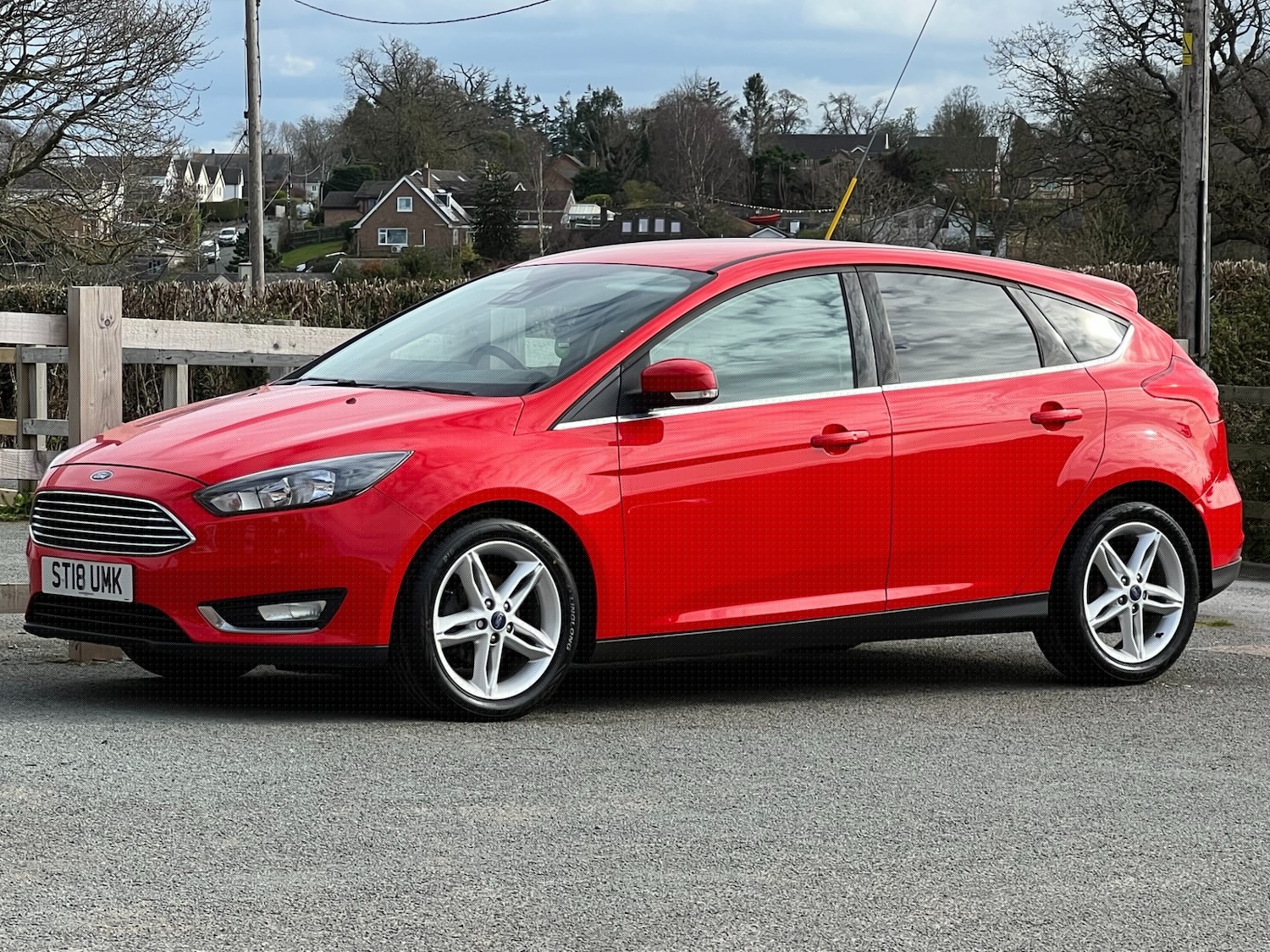 FORD FOCUS 1.0 ECOBOOST 125 TITANIUM 5DR BRIGHT RED , TOP SPEC PETROL 79,000...