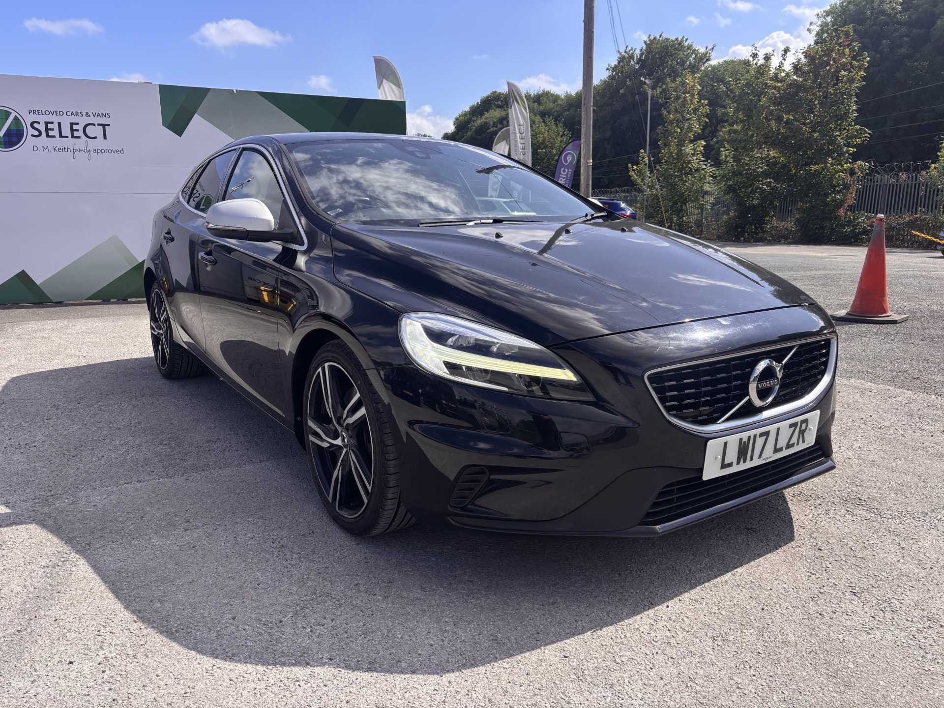 2017 VOLVO V40