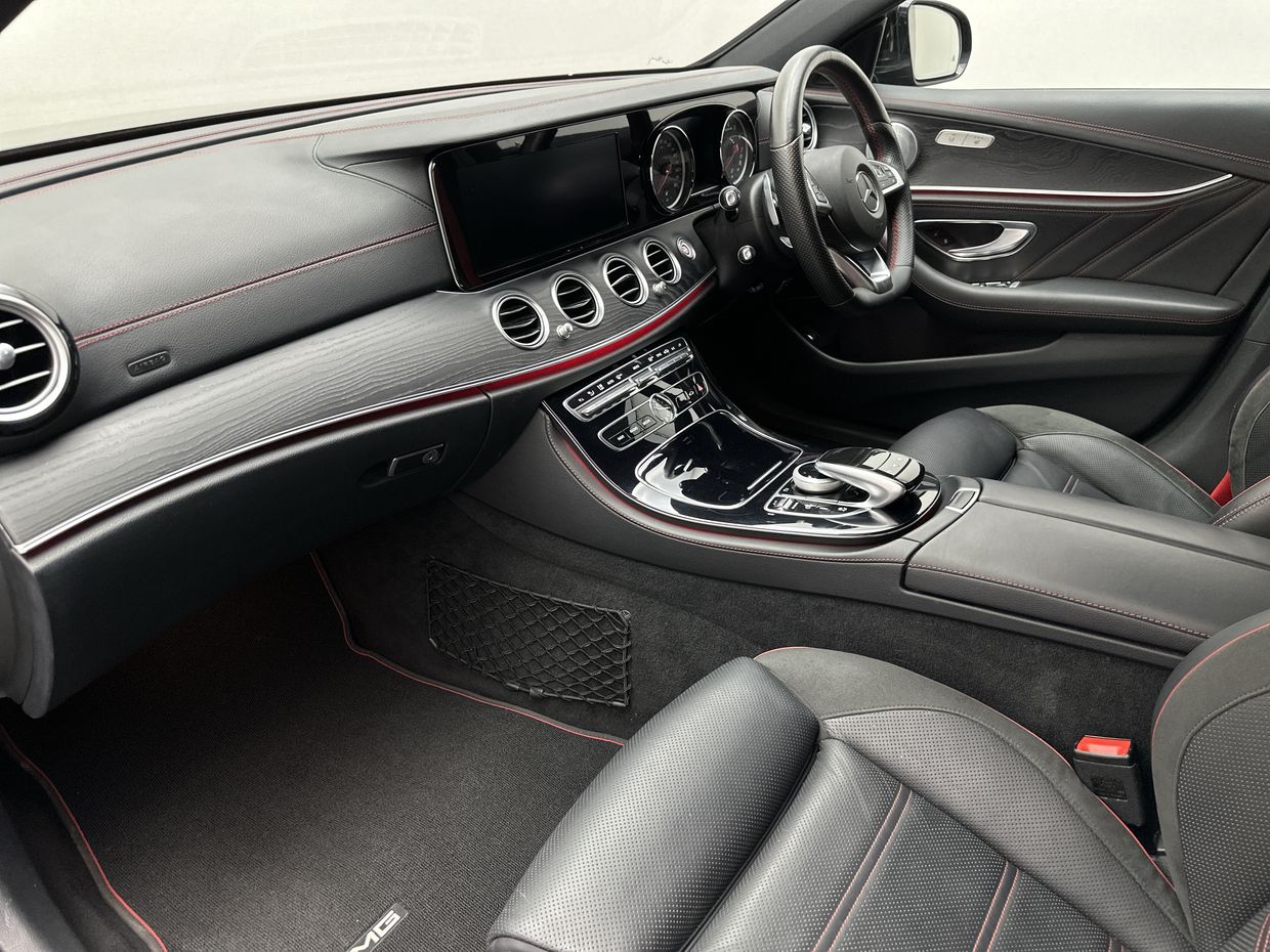 Mercedes-Benz E CLASS Photo 19
