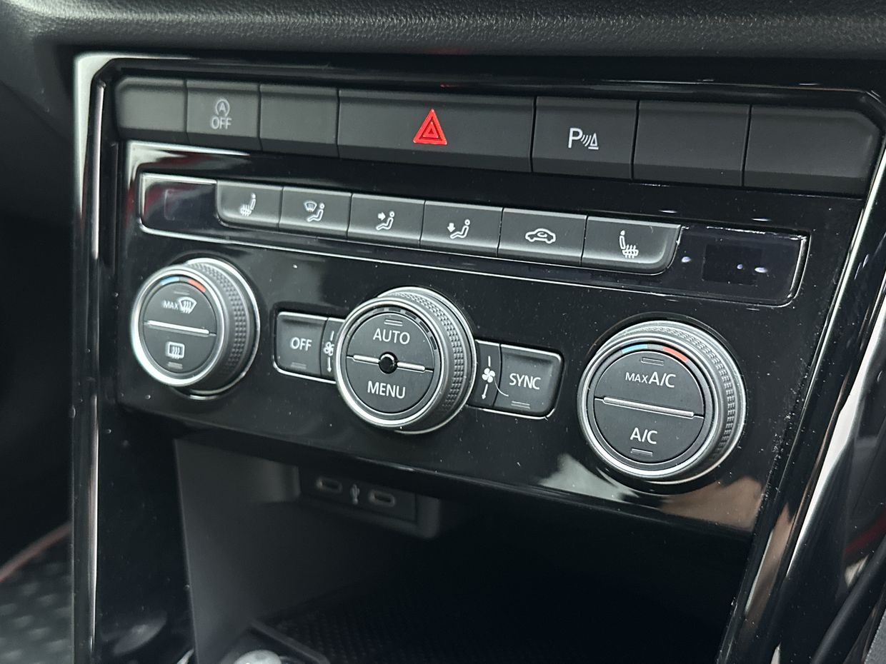 Volkswagen T-Roc Photo 12