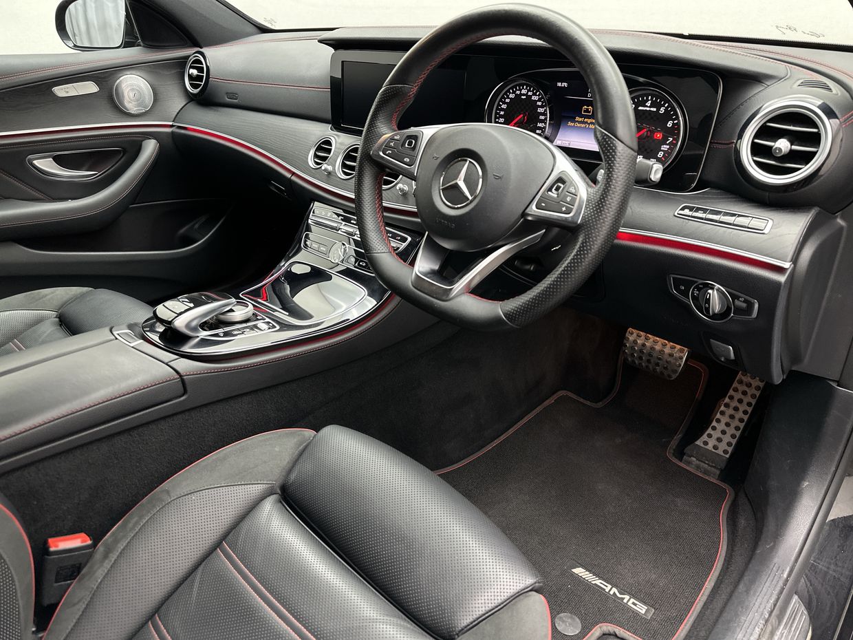 Mercedes-Benz E CLASS Photo 16