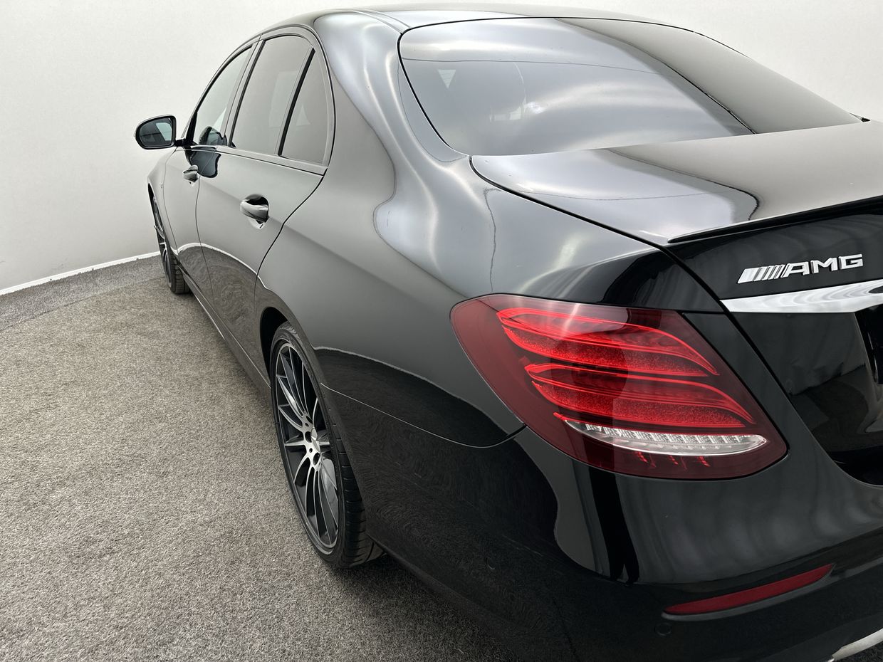 Mercedes-Benz E CLASS Photo 25