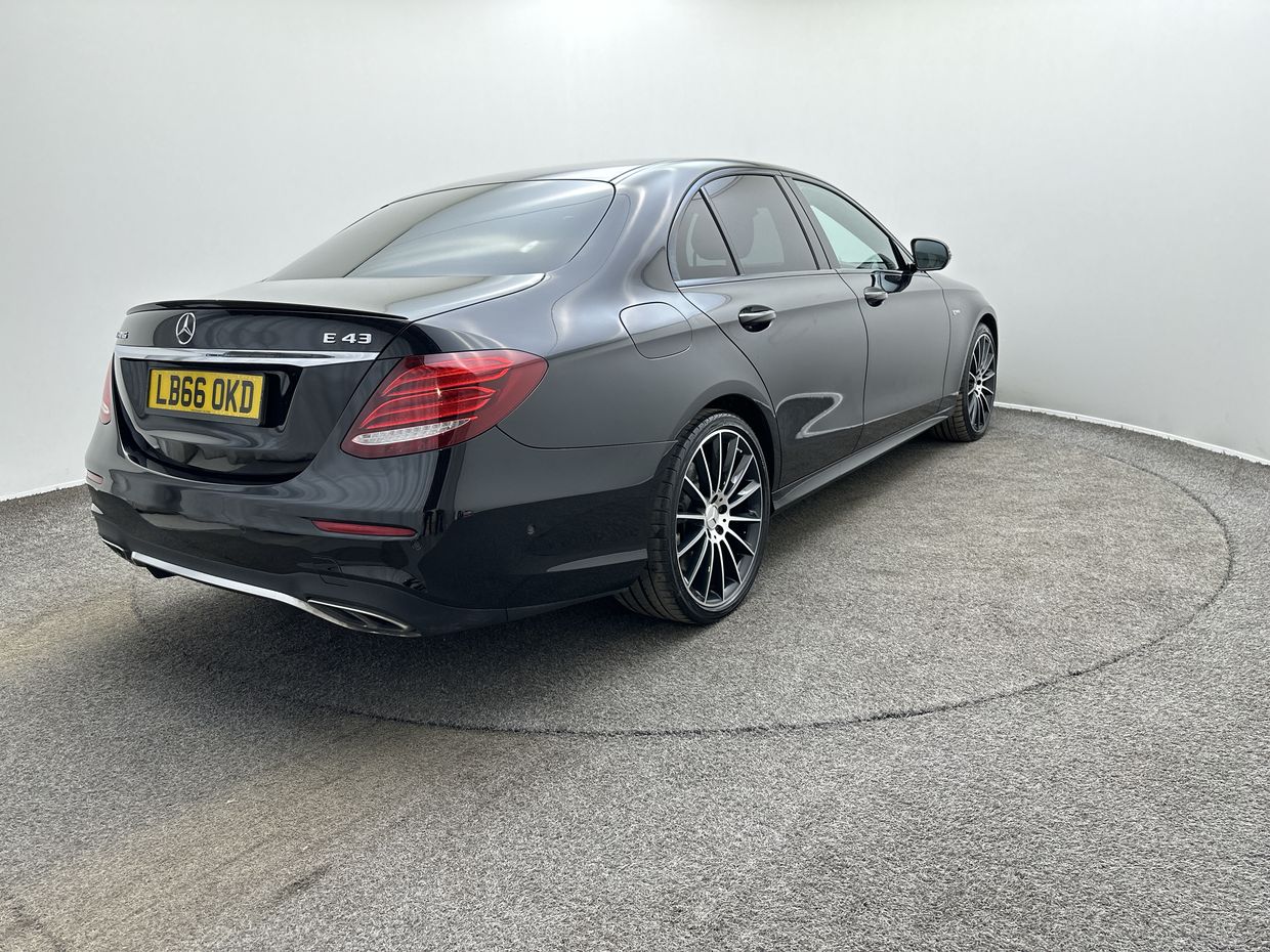 Mercedes-Benz E CLASS Photo 7