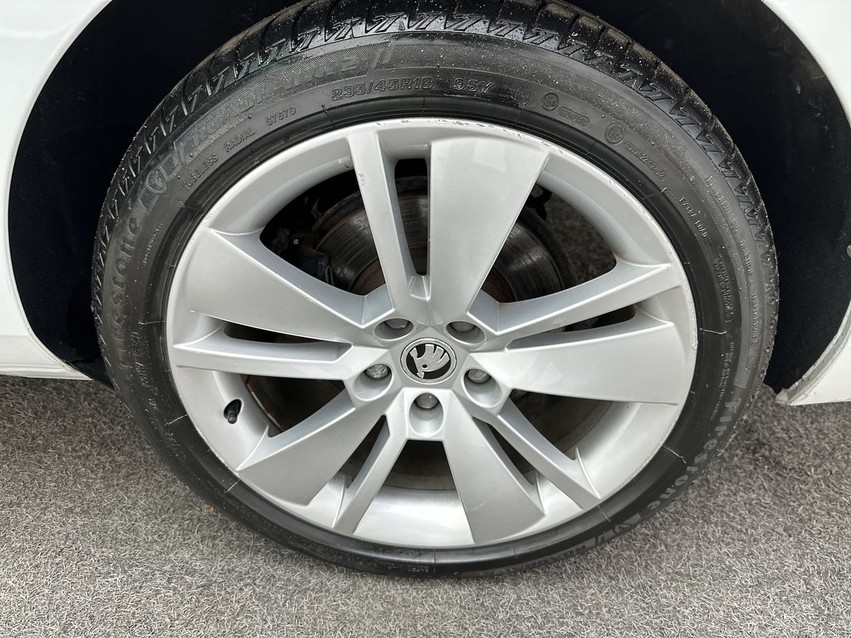 Skoda SUPERB Photo 19