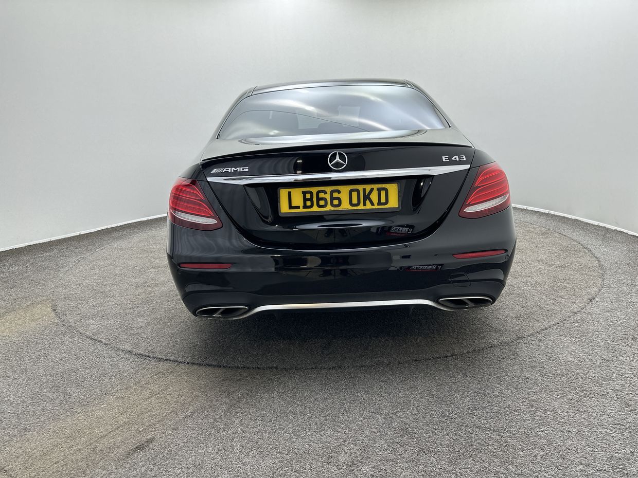 Mercedes-Benz E CLASS Photo 6