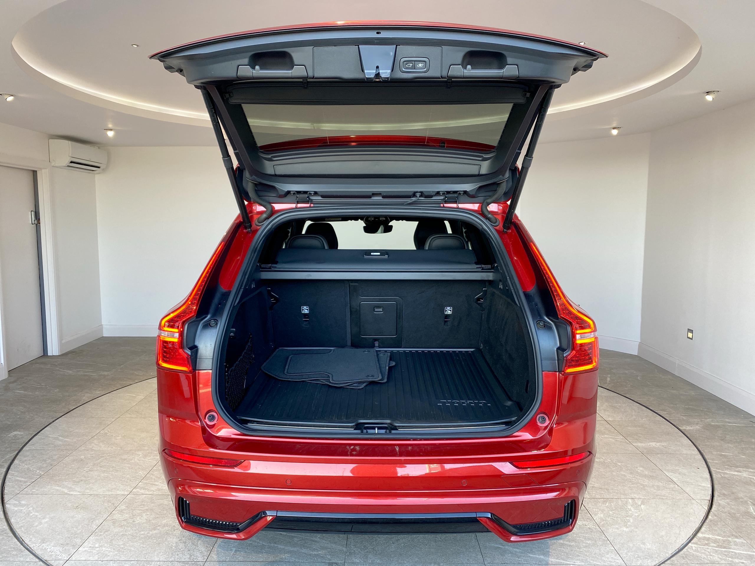 2023 Volvo XC60 2.0 B4D Plus Dark 5dr AWD Geartronic - vehicle photo 15 for sale on PureCar