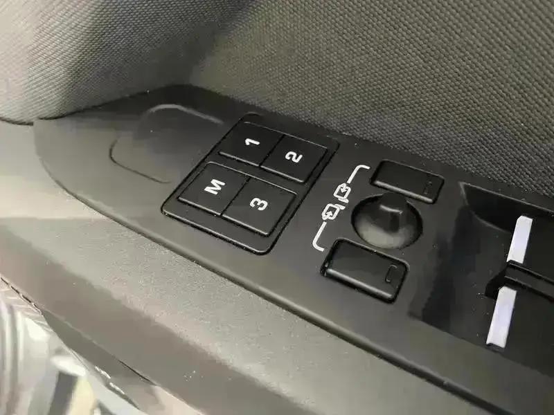 2023 Land Rover DEFENDER 3.0 D250 X-Dynamic HSE 110 5dr Auto - vehicle photo 21 for sale on PureCar