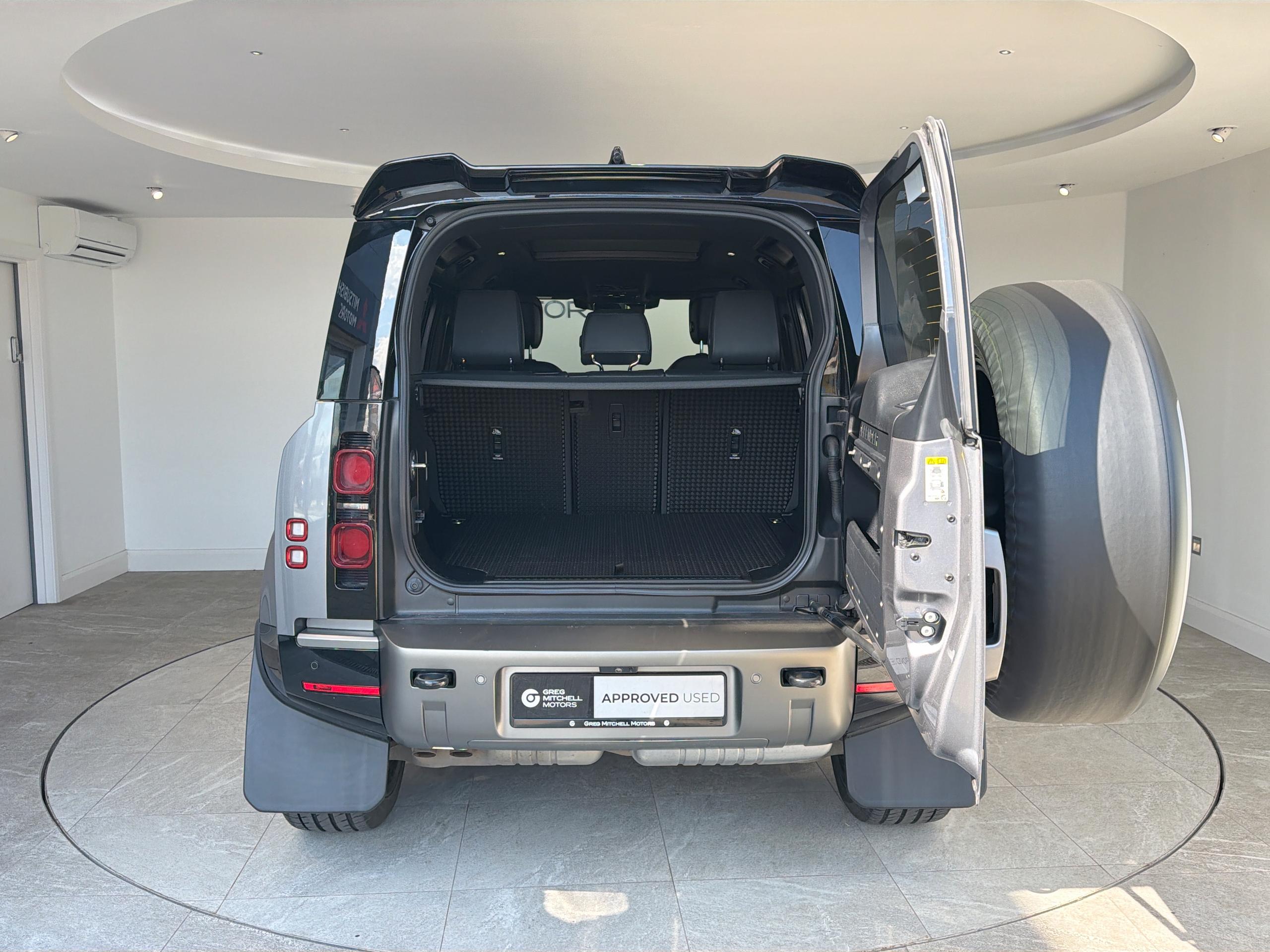 2024 Land Rover DEFENDER 3.0 D300 X-Dynamic HSE 110 5dr Auto - vehicle photo 15 for sale on PureCar