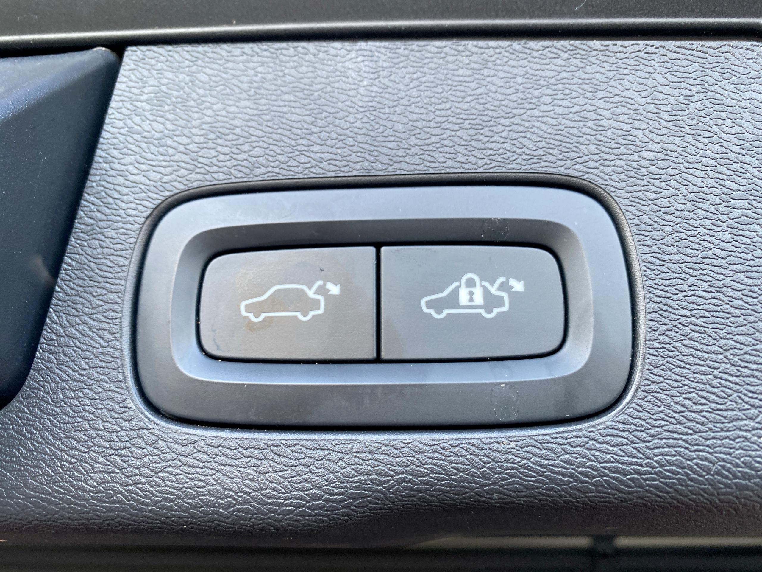 2023 Volvo XC60 2.0 B4D Plus Dark 5dr AWD Geartronic - vehicle photo 16 for sale on PureCar