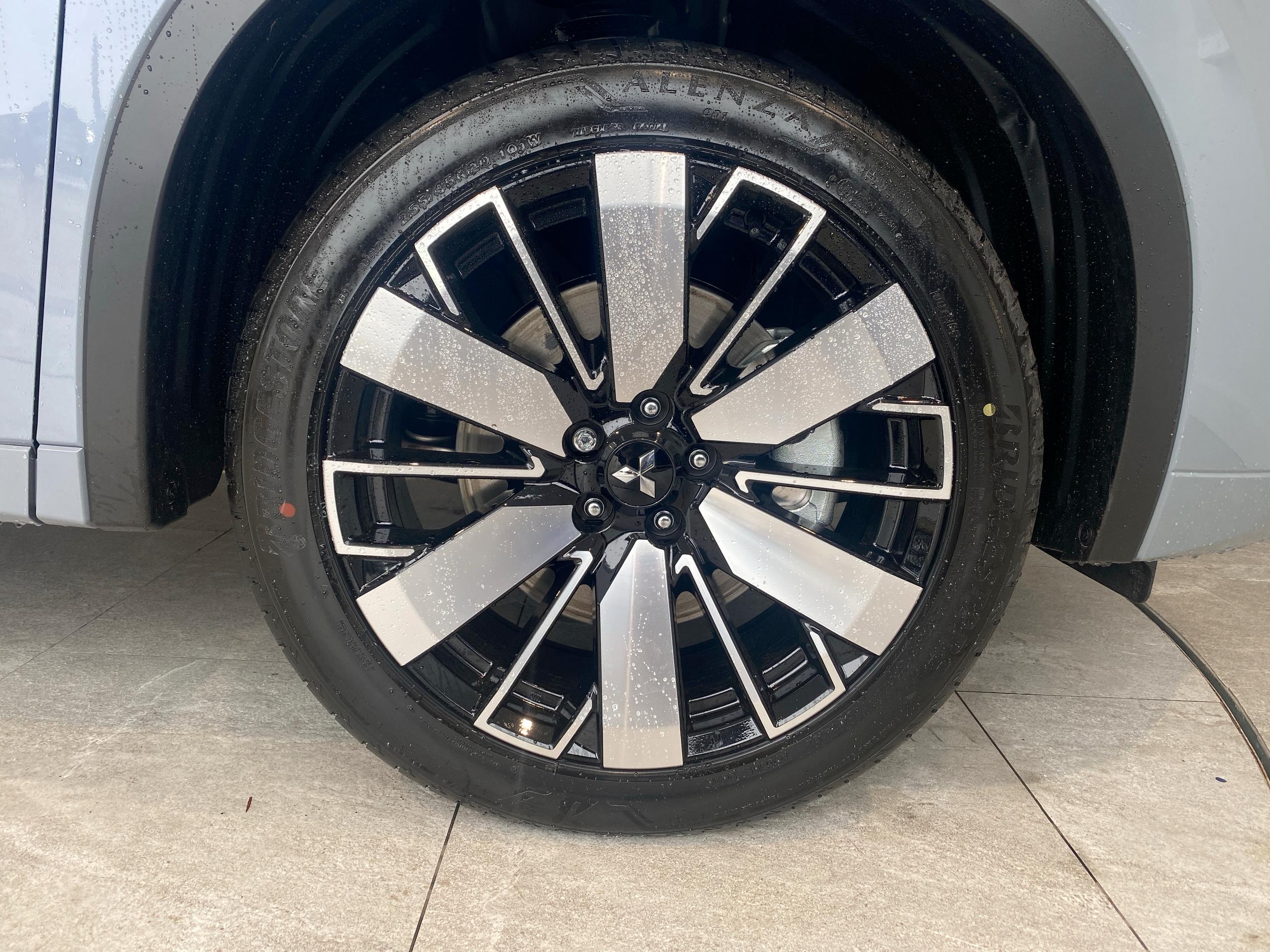 2026 Mitsubishi OUTLANDER 2.4 PHEV Diamond 5dr Auto - vehicle photo 16 for sale on PureCar