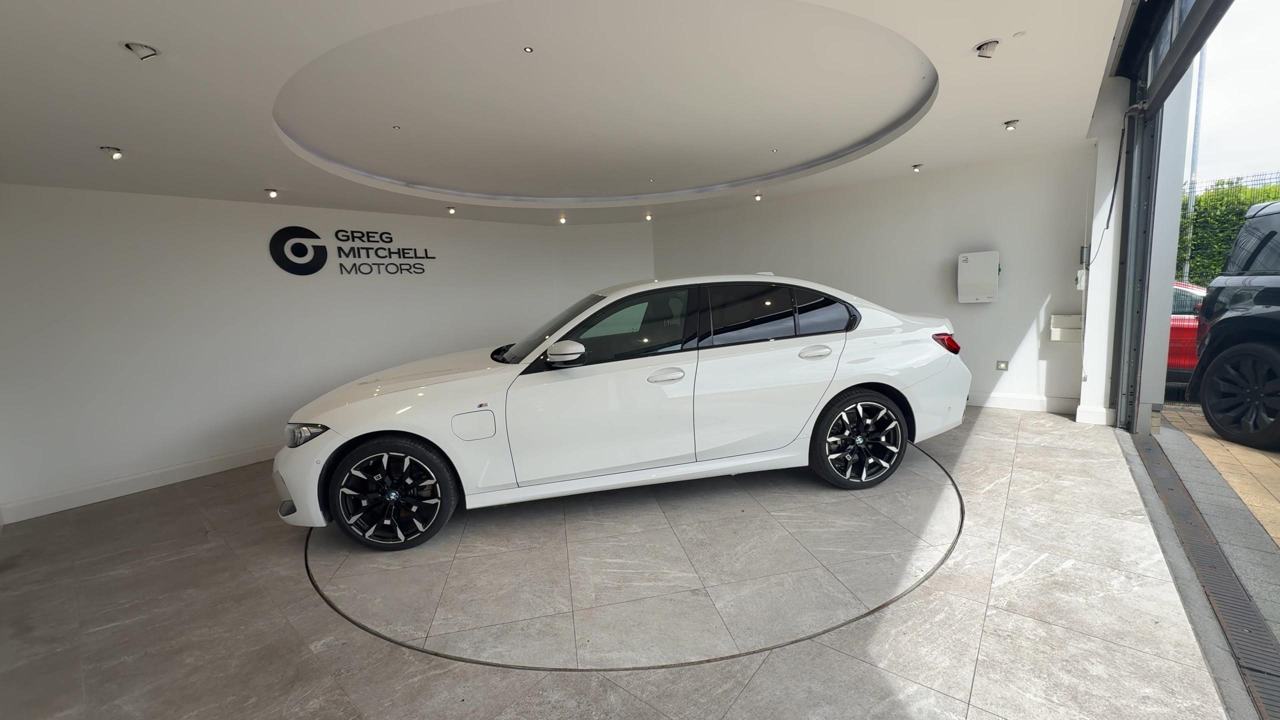 2025 BMW 3 SERIES 330e 22.3 kWh M Sport 4dr Step Auto - vehicle photo 4 for sale on PureCar