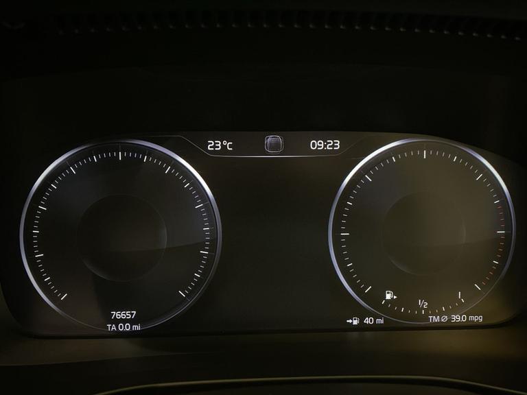 VOLVO XC40 Photo spincars-62ebc8963763c085033f1568188c4e4031f9683e.jpg