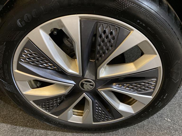 ŠKODA KAROQ Photo spincars-836b2c5189d80e61aa9ff54c5e3ff001c3c65f37.jpg