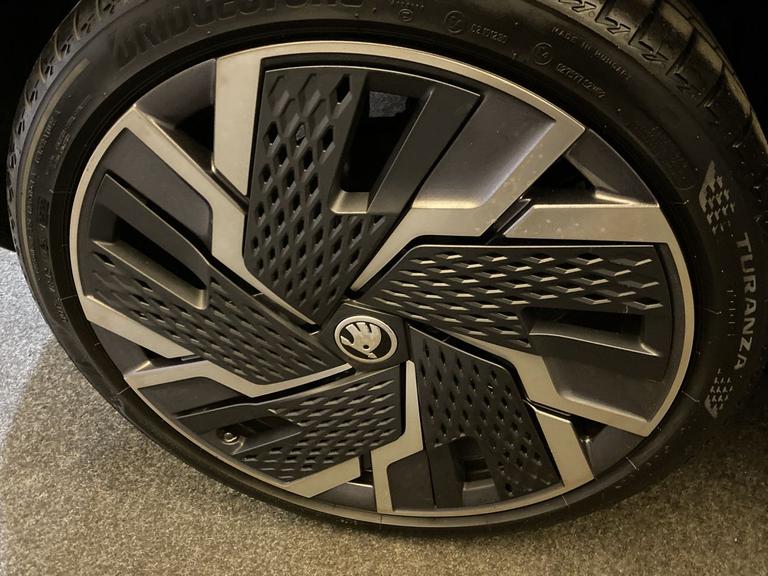 Skoda KAROQ Photo spincars-9bbf3992f94c8462d973e7a41fa3b766f361ad81.jpg