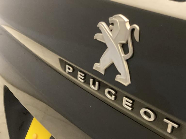 PEUGEOT 3008 Photo spincars-a909618ece8254471bea4e5db00b195a4bdcf83b.jpg